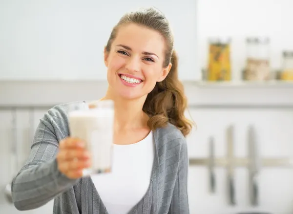 Happy young woman showing smoothie — Stock Photo, Image