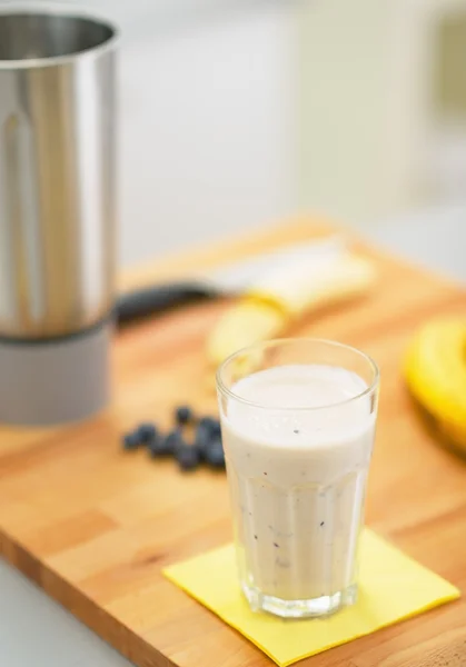 Närbild på smoothie på bord — Stockfoto