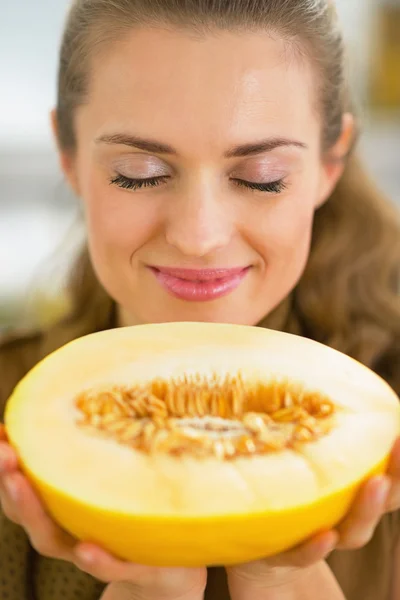 Junge Frau zeigt Melone — Stockfoto