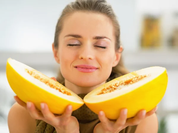 Jonge vrouw genieten van meloen — Stockfoto