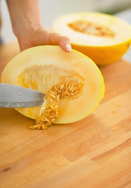 Closeup on woman cutting melon — Stock Photo, Image