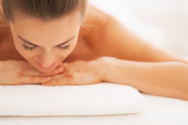 genç kadın masaj masasında döşeme