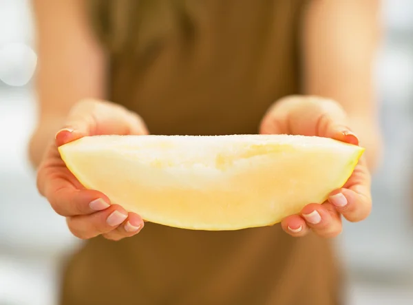 Primo piano sulla giovane donna che mostra fetta di melone — Foto Stock