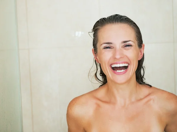 Retrato de una joven sonriente en la ducha — Foto de Stock