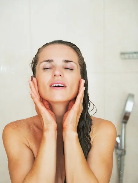 Porträt einer jungen Frau, die sich in der Dusche wäscht — Stockfoto