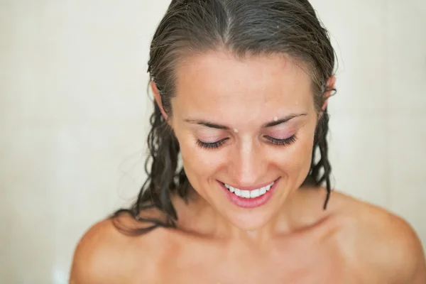 Retrato de jovem sorridente no chuveiro — Fotografia de Stock