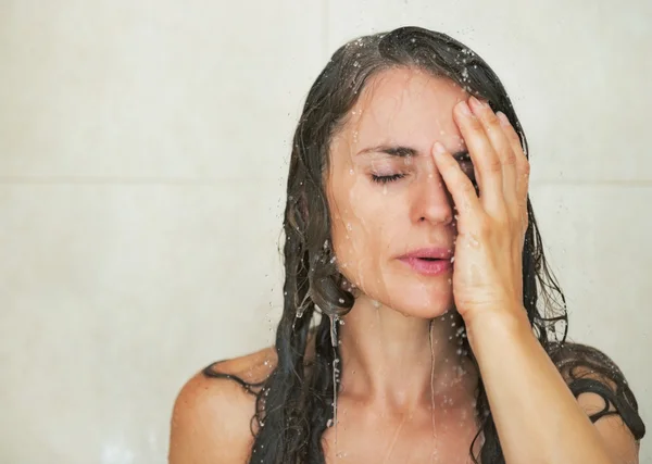 Porträt einer gestressten jungen Frau unter der Dusche — Stockfoto