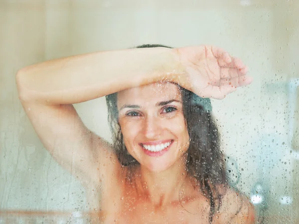Szczęśliwa młoda kobieta za drzwi prysznicowe — Zdjęcie stockowe