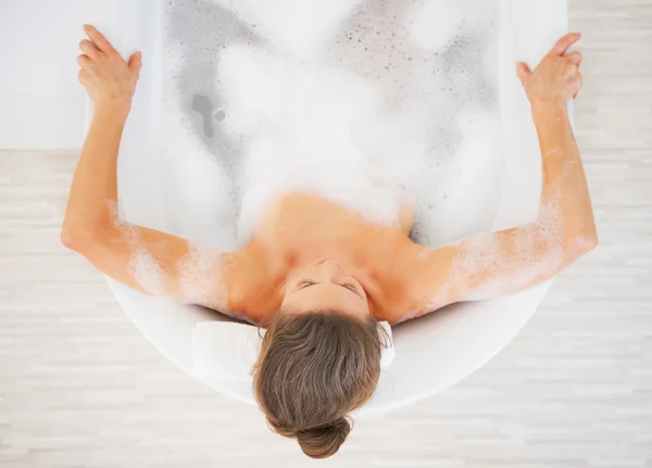 Junge Frau entspannt sich in Badewanne — Stockfoto