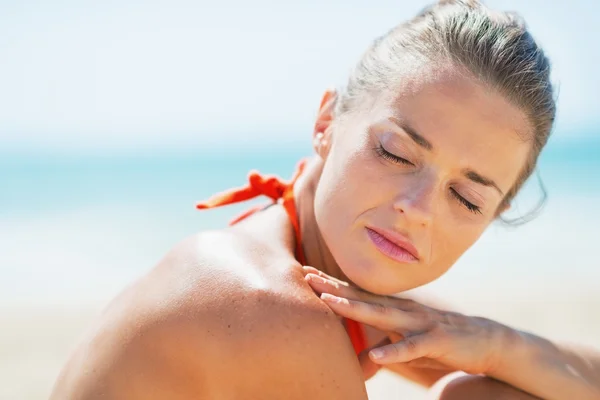 Portrait of young woman on beach — Stock Photo, Image