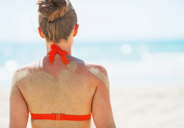 Ung kvinna på strand. bakifrån — Stockfoto