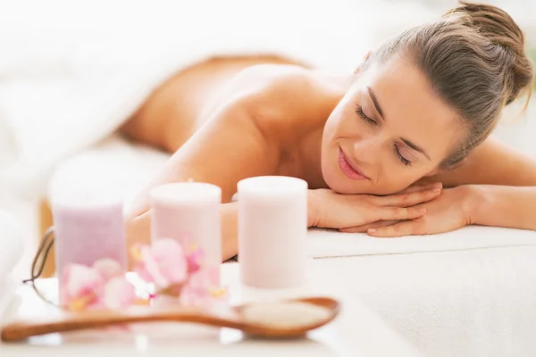 Primer plano de los ingredientes de la terapia de spa y la mujer joven relajada — Foto de Stock