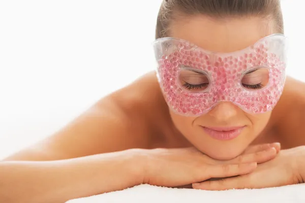 Porträtt av avslappnad ung kvinna i ögat mask på massagebänk — Stockfoto