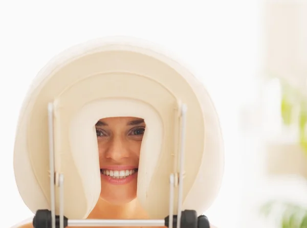 Portrait of happy young woman laying on massage table — Stock Photo, Image