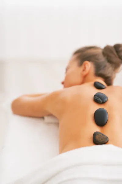 Ung kvinna får massage med varma stenar — Stockfoto