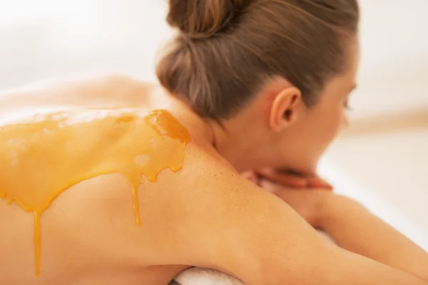 Primo piano sulla giovane donna che riceve la terapia del miele spa — Foto Stock