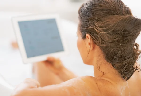 Junge Frau mit Tablet-PC in Badewanne — Stockfoto