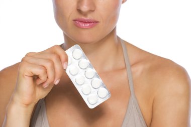 closeup kavurucu paket hap tutan genç kadın üzerinde