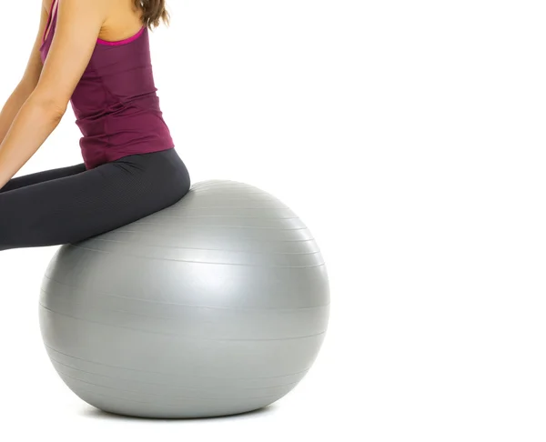 Close-up em fitness jovem mulher sentada na bola de fitness — Fotografia de Stock
