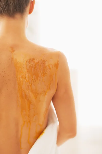 Κινηματογράφηση σε πρώτο πλάνο σε νεαρή γυναίκα λαμβάνει θεραπεία spa μέλι — Φωτογραφία Αρχείου