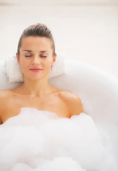 Glückliche junge Frau entspannt sich in Badewanne — Stockfoto