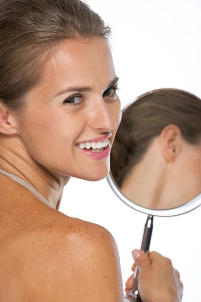 Портрет улыбающейся молодой женщины с зеркалом — стоковое фото