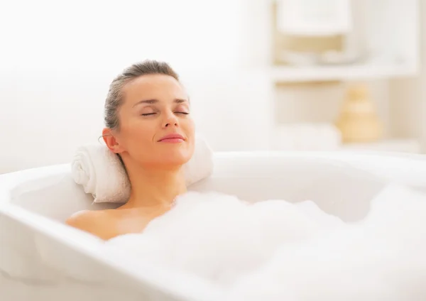 Feliz joven mujer relajándose en la bañera — Foto de Stock