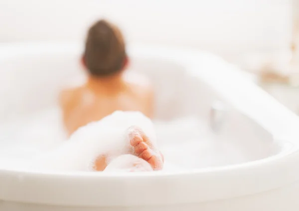 Gros plan sur les jambes de la jeune femme dans la baignoire — Photo