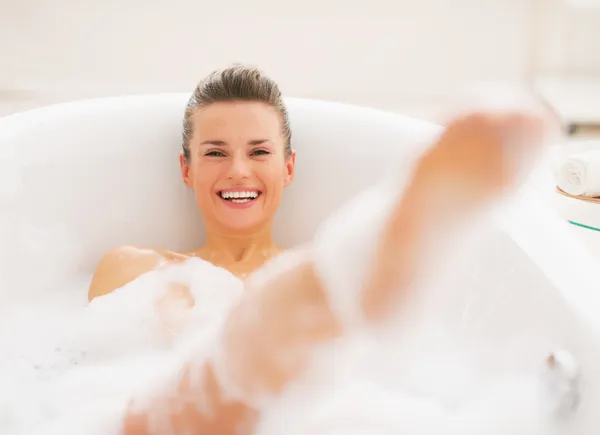 Smiling young woman having fun time in bathtub — Stock Photo, Image