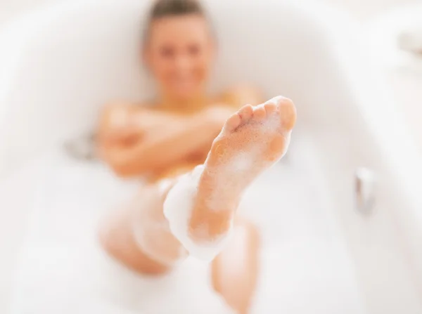 Närbild på ung kvinna tvätt i badkar — Stockfoto