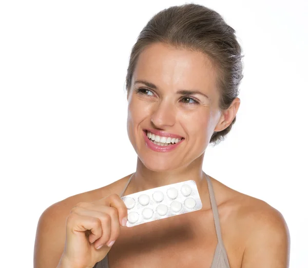 Sorrindo jovem mulher com bolhas pacote de pílulas — Fotografia de Stock