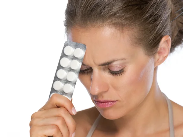 Portrait of thoughtful young woman with pills — Stock Photo, Image