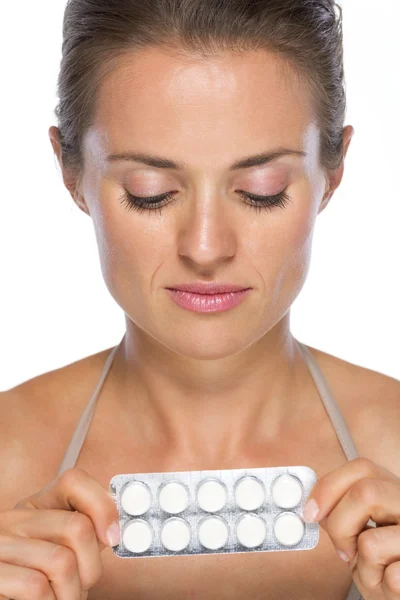 Young woman holding blistering package of pills — Stock Photo, Image