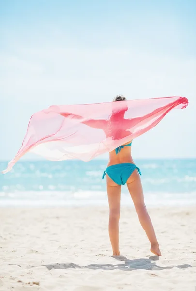 Mujer joven con parero regocijándose en la playa . —  Fotos de Stock