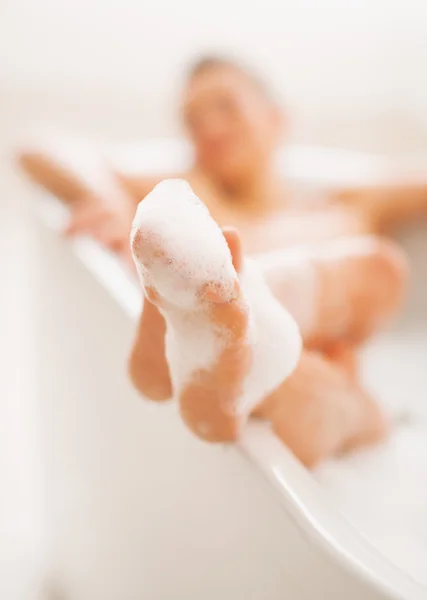 Närbild på benen av ung kvinna i badkar — Stockfoto