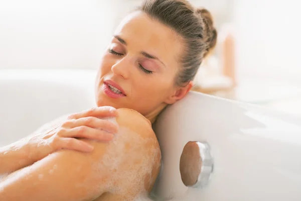 Mujer joven relajándose en la bañera — Foto de Stock