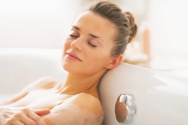 Счастливая молодая женщина отдыхает в ванной — стоковое фото