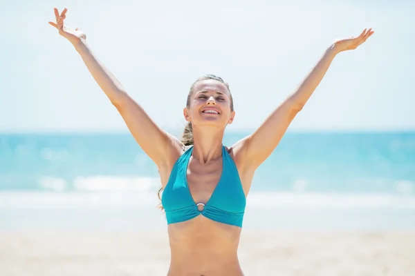 Portret van lachende jonge vrouw vreugde op strand — Stockfoto