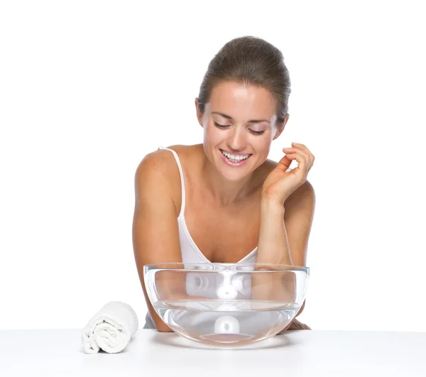 Portret van gelukkige jonge vrouw met glazen kom met water — Stockfoto