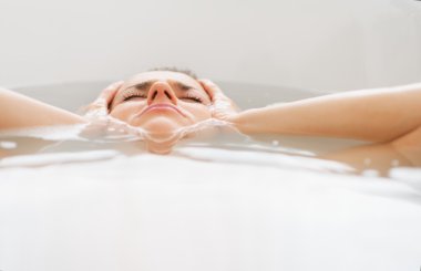 genç kadın küvette döşeme vurguladı