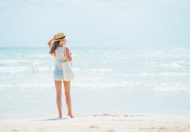 Sahilde duran genç kadın