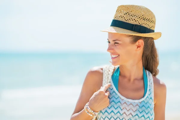 Porträt einer lächelnden jungen Frau mit Hut am Strand — Stockfoto