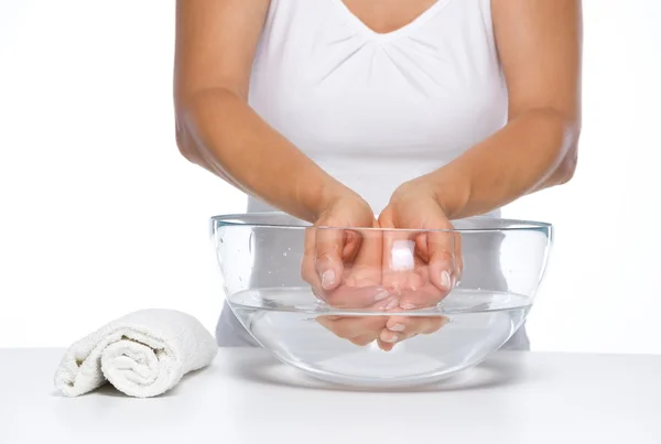 Gros plan sur la jeune femme se lavant les mains dans un bol en verre avec de l'eau — Photo