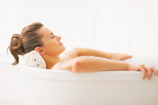 Portrait de jeune femme relaxant dans la baignoire — Photo