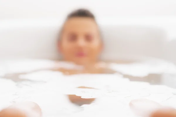 Крупним планом на молоду жінку у ванній — стокове фото