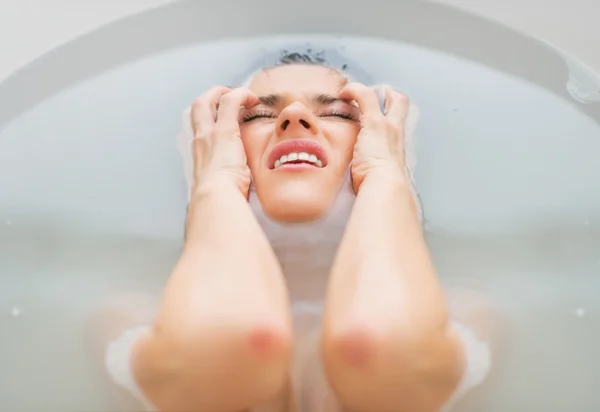 Portrait of frustrated young woman in bathtub — Stock Photo, Image