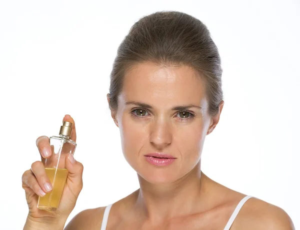 Mulher jovem mostrando frasco de perfume — Fotografia de Stock