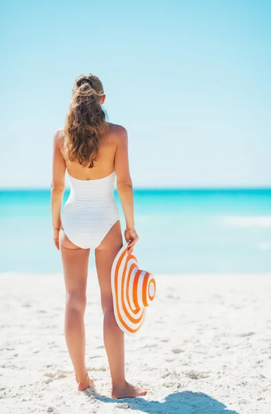 幸福的年轻女人，戴着帽子在海滩上 — Stockfoto