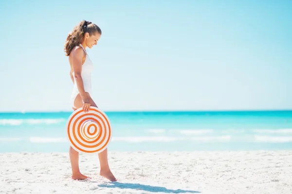 Ganzkörperporträt einer jungen Frau mit Hut am Strand — Stockfoto