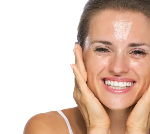 Portrét smějící se mladé ženy s mokrý obličej — Stock fotografie